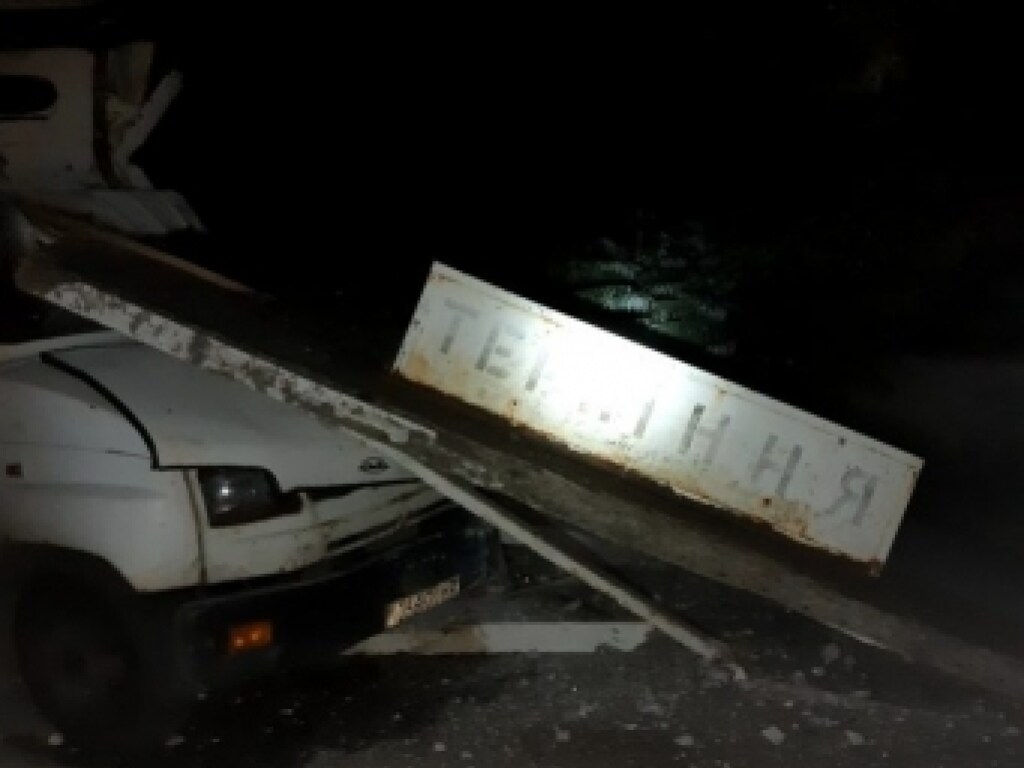 Под Мелитополем грузовик полностью разнес остановку (ФОТО, ВИДЕО)