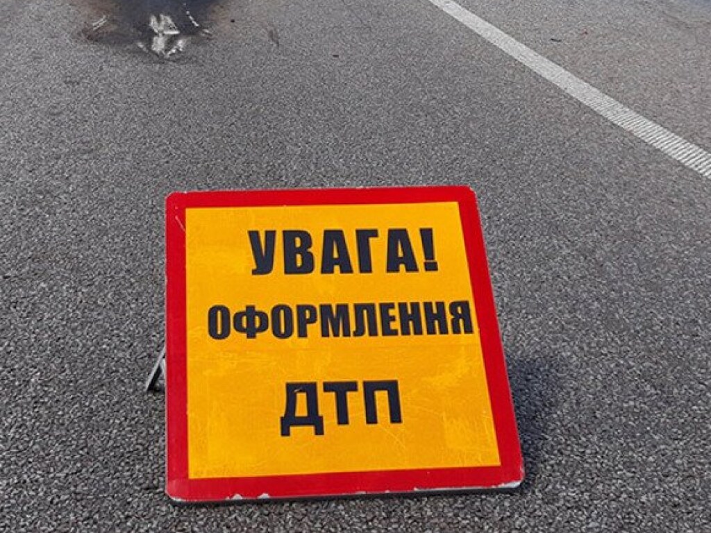 На Кольцевой дороге в Киеве мертвецки пьяный мотоциклист убегал от полиции (ВИДЕО)