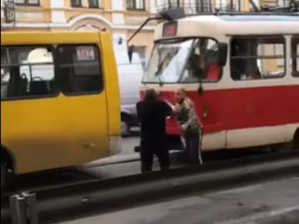 В Киеве подрались водители маршрутки и трамвая: автобус стоял на рельсах (ВИДЕО)
