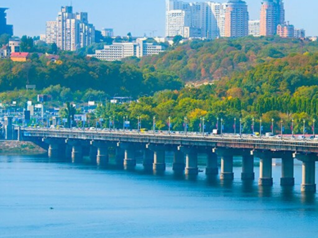 В Киеве ограничили движение транспорта на съезде с моста Патона