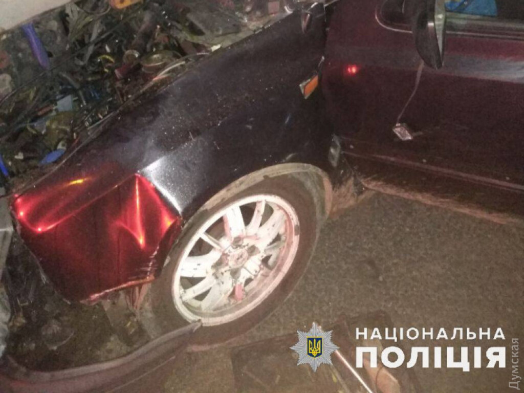 На дороге в Одесской области Volkswagen Golf влетел под грузовик: есть погибшие и пострадавшие (ФОТО)
