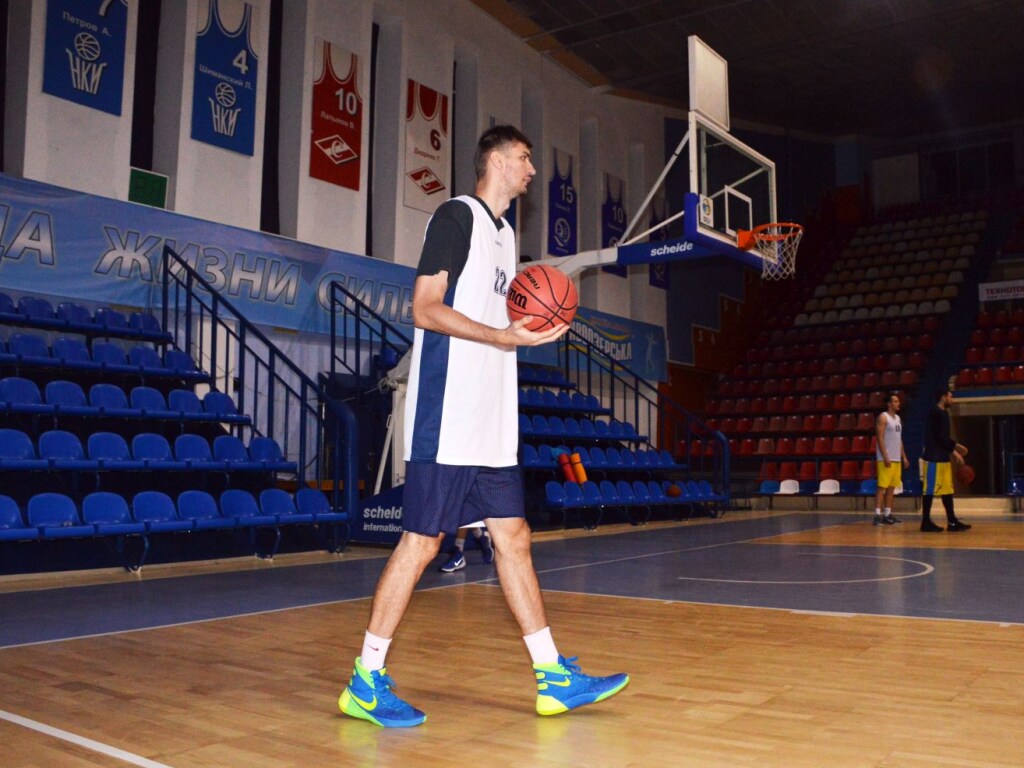 Баскетболист из Прикарпатья был признан самым высоким украинцем (ВИДЕО)