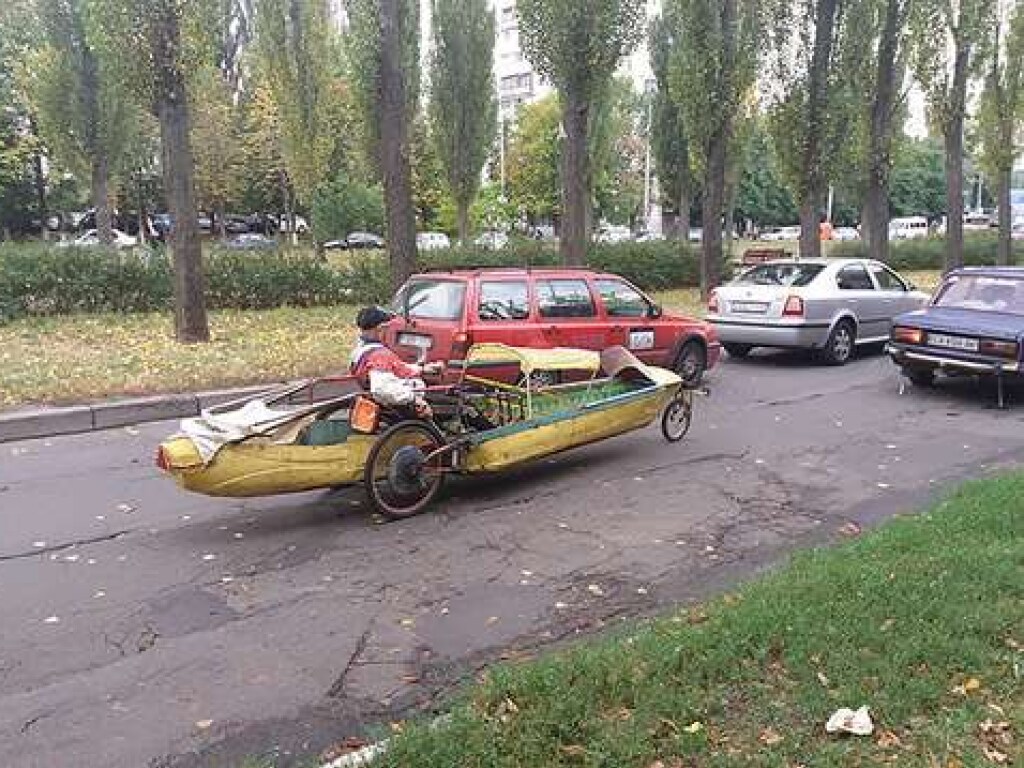 Симбиоз велосипеда и байдарки: в Киеве заметили самый экологичный транспорт в мире (ФОТО)