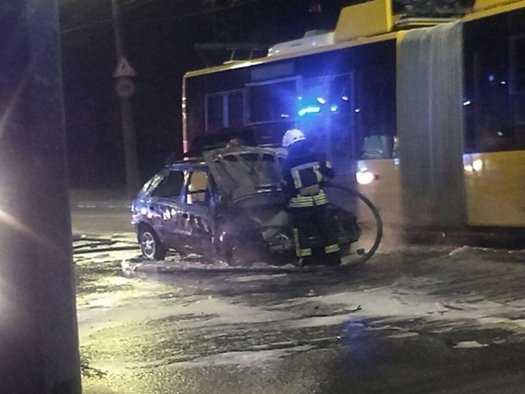 В столице на Подоле во время движения сгорел автомобиль (ФОТО)