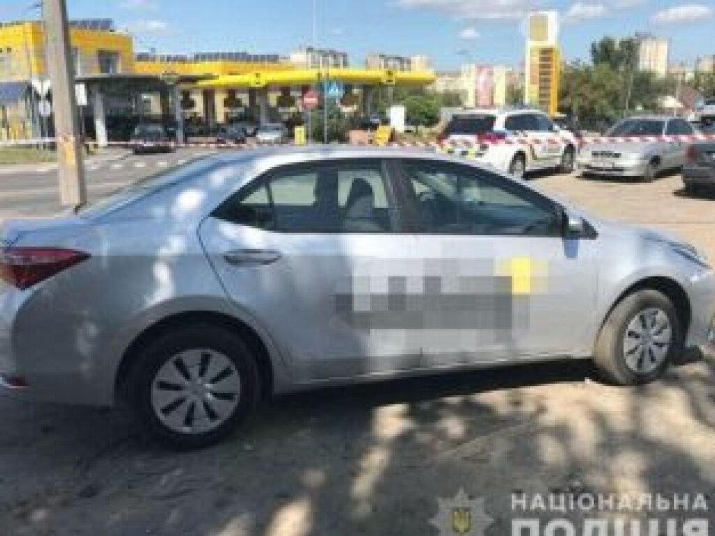 В Киеве многодетная беременная иностранка зарезала таксиста: ее супруг душил водителя (ФОТО)