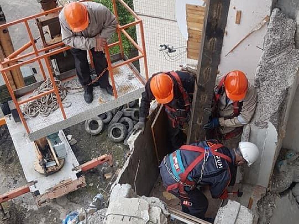 В разрушенном на Позняках в Киеве доме начались работы по укреплению конструкций: что известно