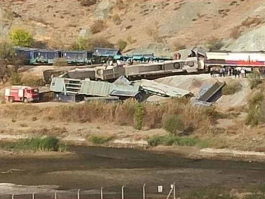 В результате столкновения грузовых поездов в Турции погибли два человека