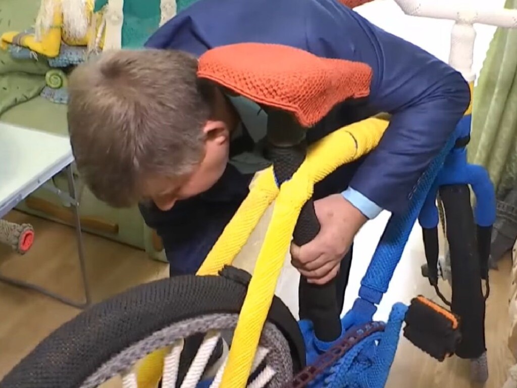 В Киевской области мастер макраме связал велосипед и попал в Книгу рекордов Украины (ВИДЕО)