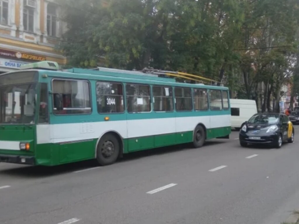 В центре Николаева не поделили дорогу троллейбус и Ford (ФОТО)