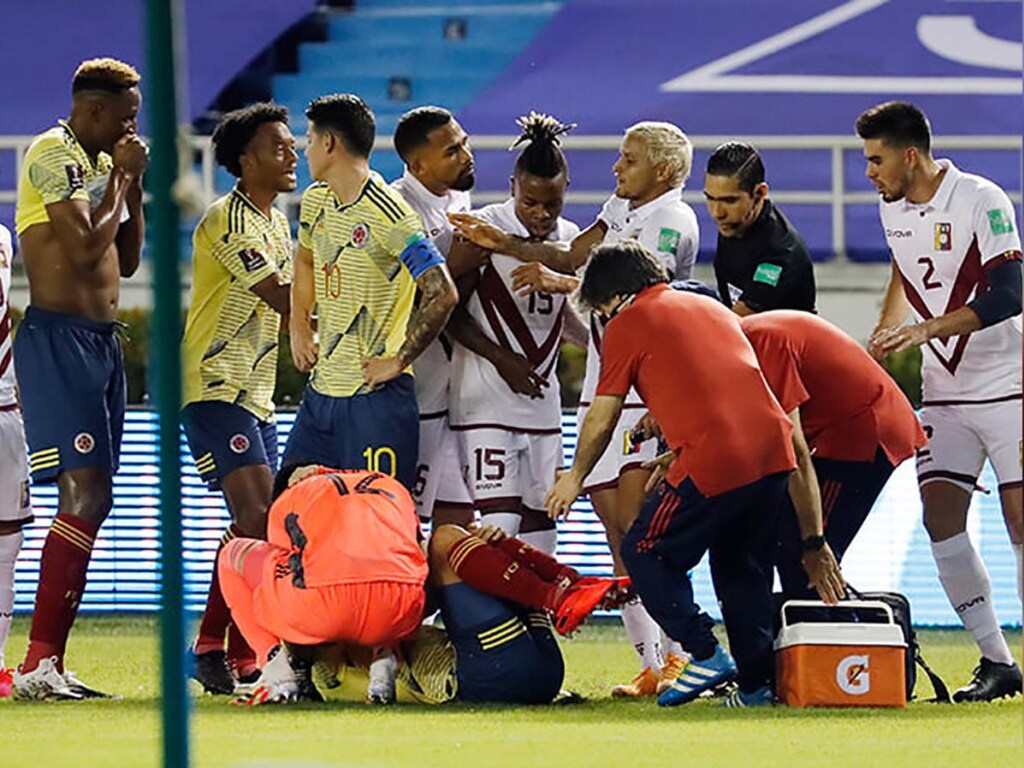 В Южной Америке футболист получил ужасную травму: соперника удалили, но после видеопросмотра вернули на поле (ВИДЕО)