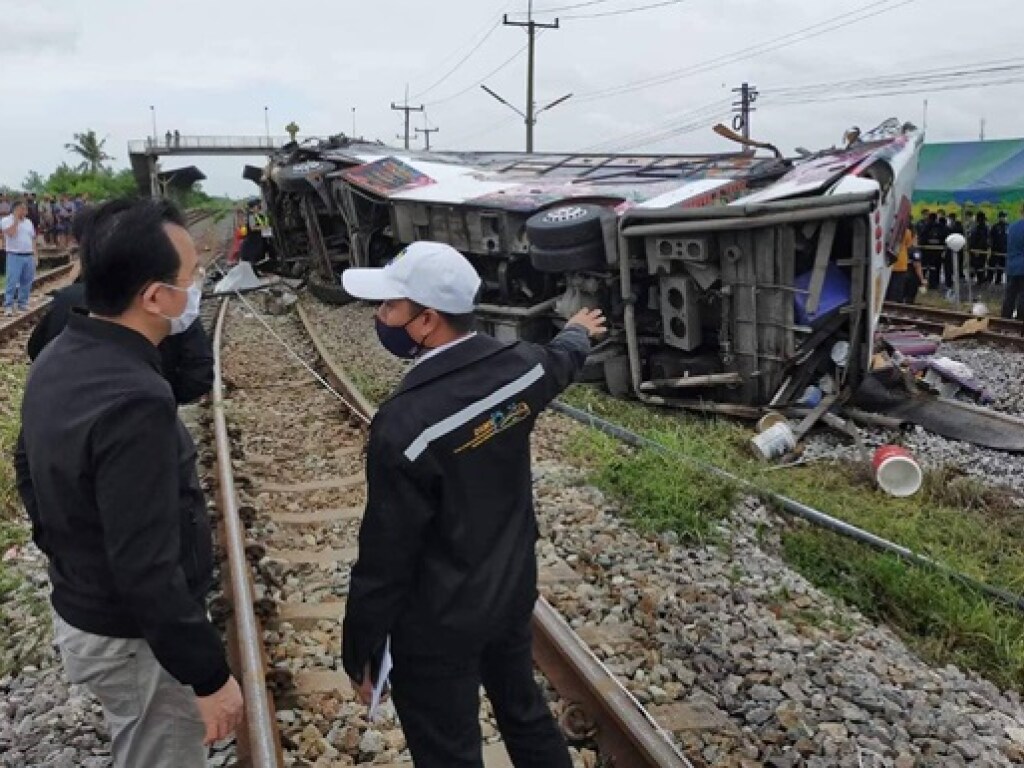 Более 20 человек погибли при столкновении автобуса с поездом в Таиланде (ФОТО)