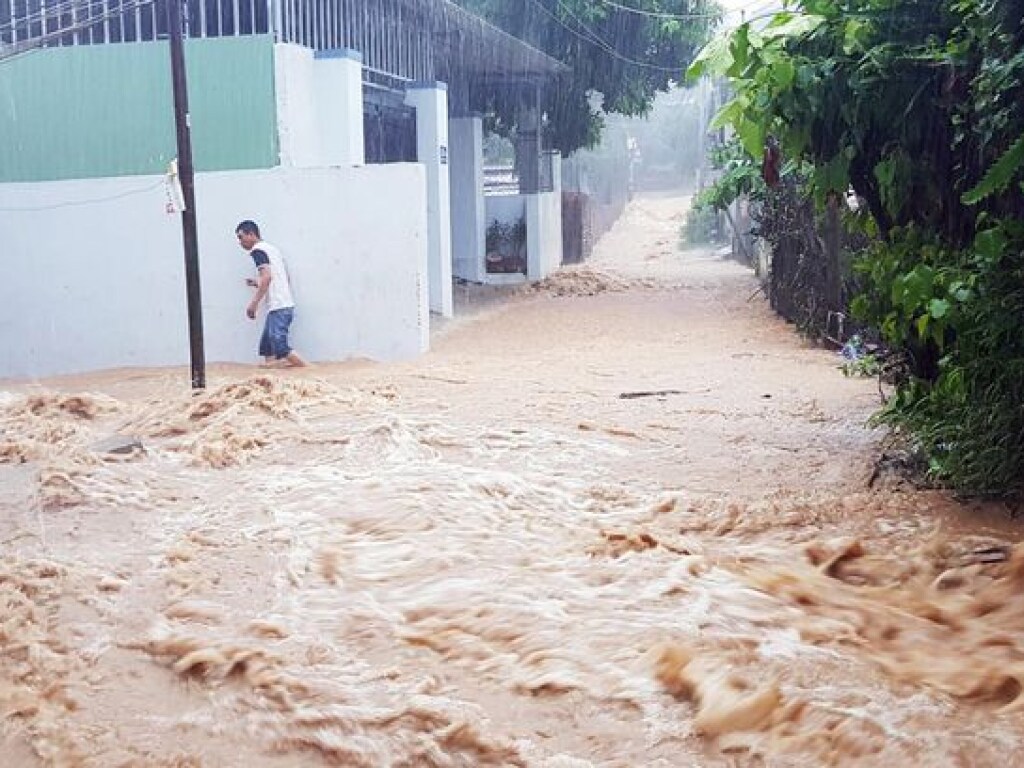 Шторм «Линфа» несет новые дожди в затопленные части Вьетнама (ФОТО)