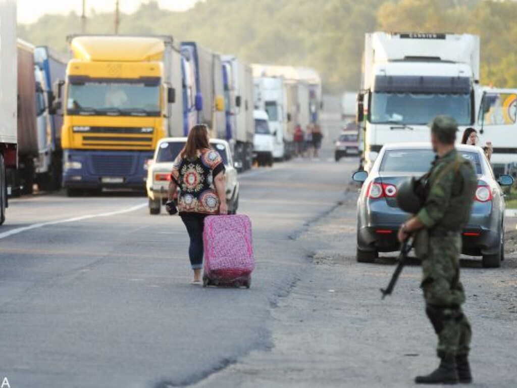 На границе с Венгрией и Польшей огромные очереди: пропуска ждут около 300 автомобилей