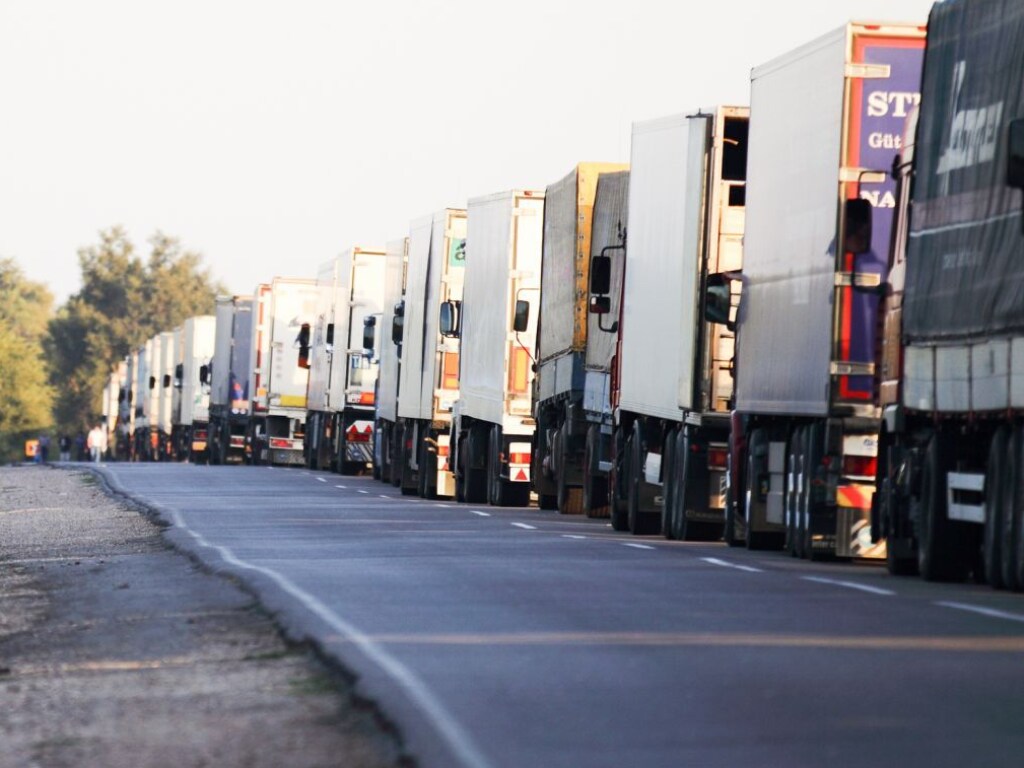 На границе Украины и Венгрии образовалась очередь из сотен автомобилей