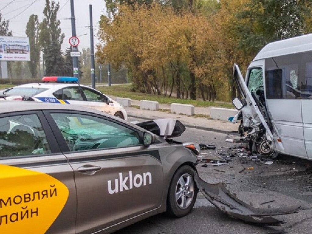 Водитель такси устроил ДТП с шестью пострадавшими в Днепре (ФОТО, ВИДЕО)