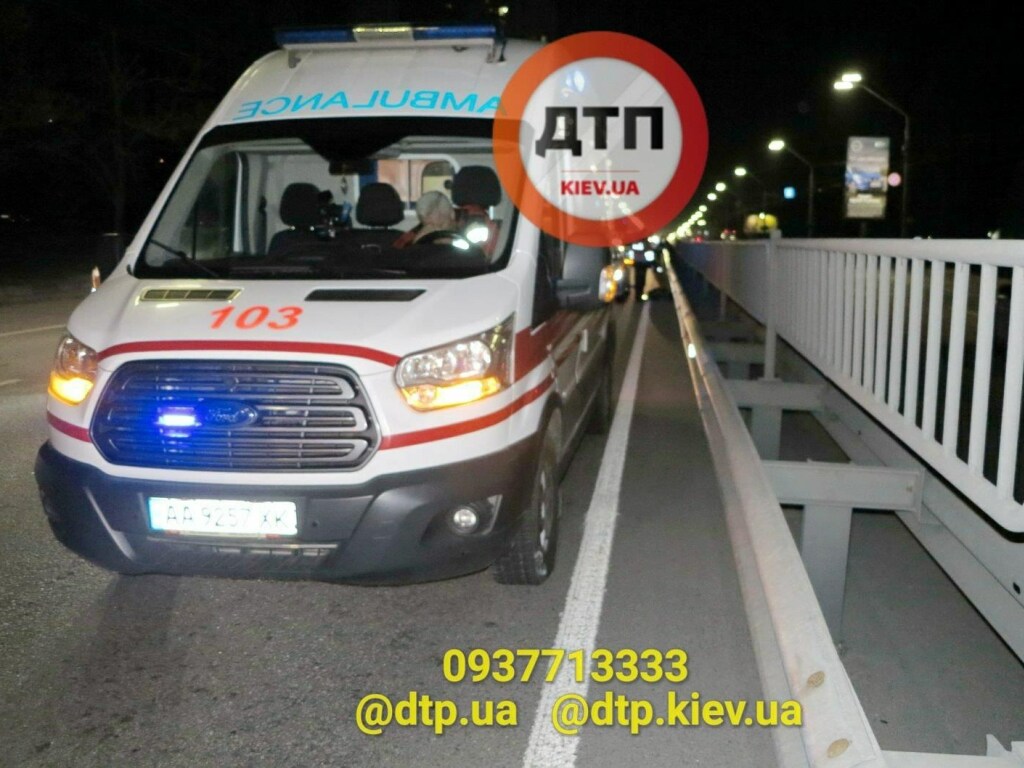 В Киеве возле метро «Житомирская» мужчина попал под колеса Volkswagen (ФОТО)