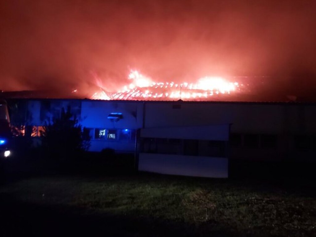 На фабрике в Мукачево ночью произошел пожар: в ГСЧС сообщили подробности ЧП (ФОТО)