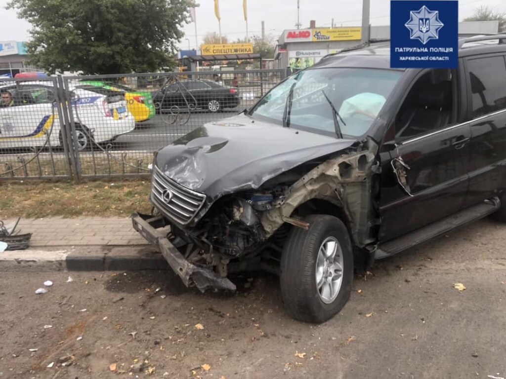 В Харькове Lexus после столкновения с ВАЗ свалил забор (ФОТО)