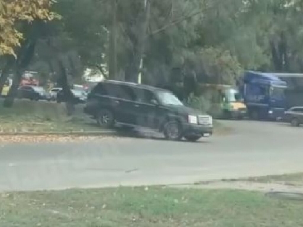 В Киеве автохам на Cadillac отличился непозволительным маневром (ВИДЕО)