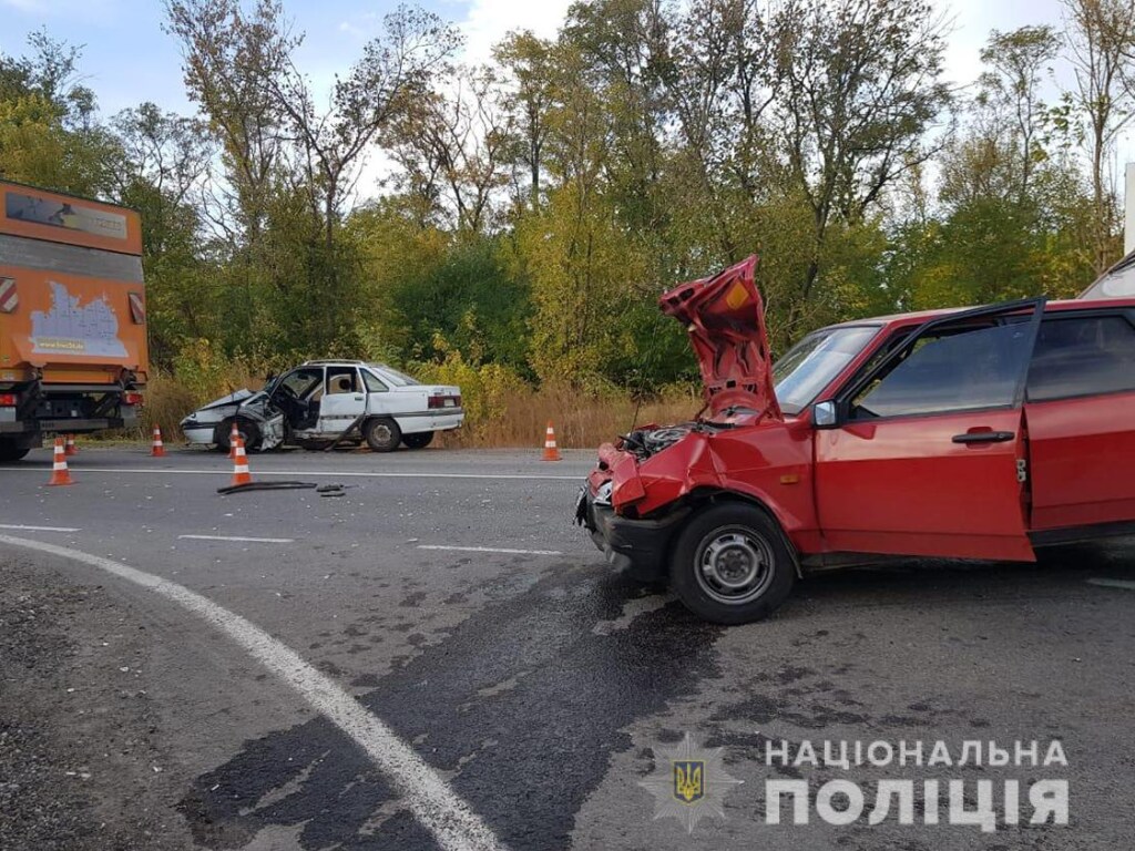 В Запорожье столкнулись Renault и ВАЗ: водитель погиб, четверо госпитализированы (ФОТО)