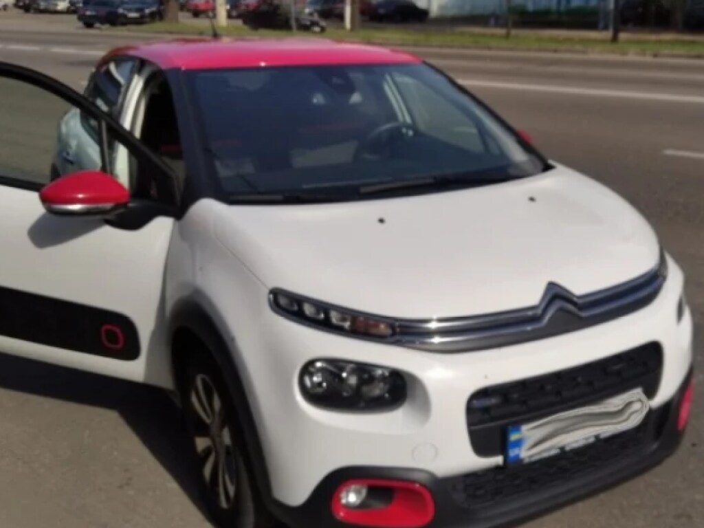 На светофоре в Николаеве столкнулись 2 авто: Renault догнал Citroen (ФОТО)