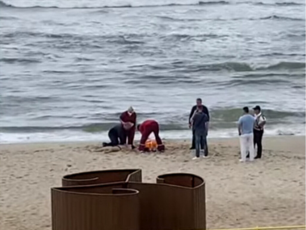 На пляже под Одессой подросток погиб при попытке спасти унесенных в море (ФОТО, ВИДЕО)
