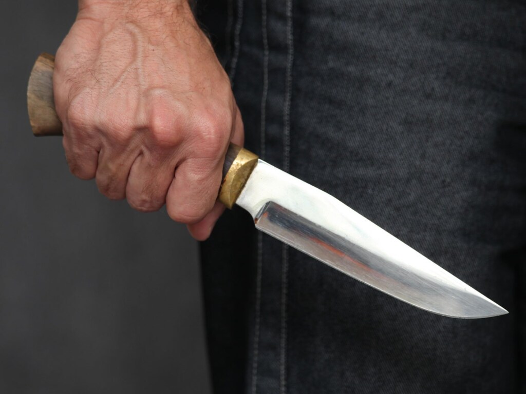 В Херсоне мужчина бросался с ножами на людей и угрожал расправой – полиция (ВИДЕО)