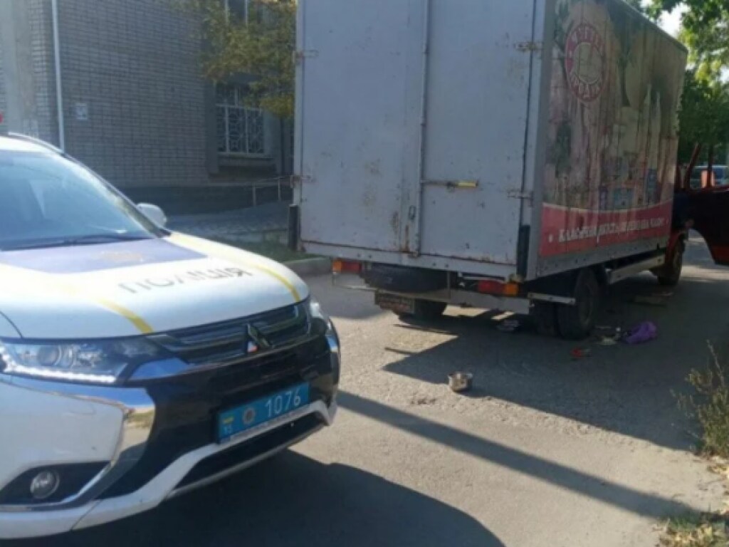 Водитель грузовика Mercedes сбил насмерть 55-летнюю женщину в Очакове (ФОТО)