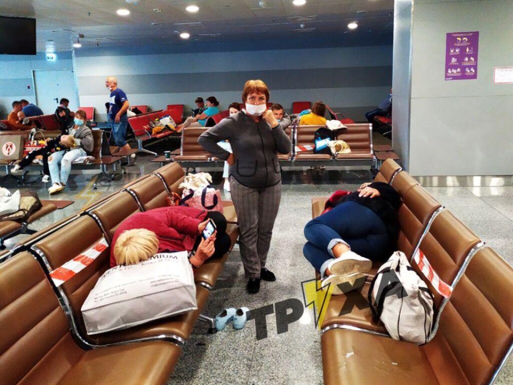 Скандал с самолетом из Турции в Харькове: пассажиров оставили без еды и воды (ФОТО, ВИДЕО)
