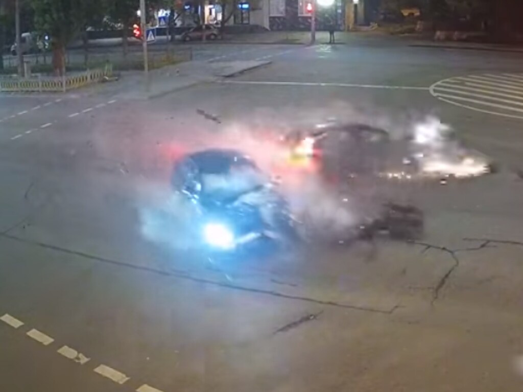 В центре Киева произошло ДТП при участии двух иномарок (ФОТО, ВИДЕО)