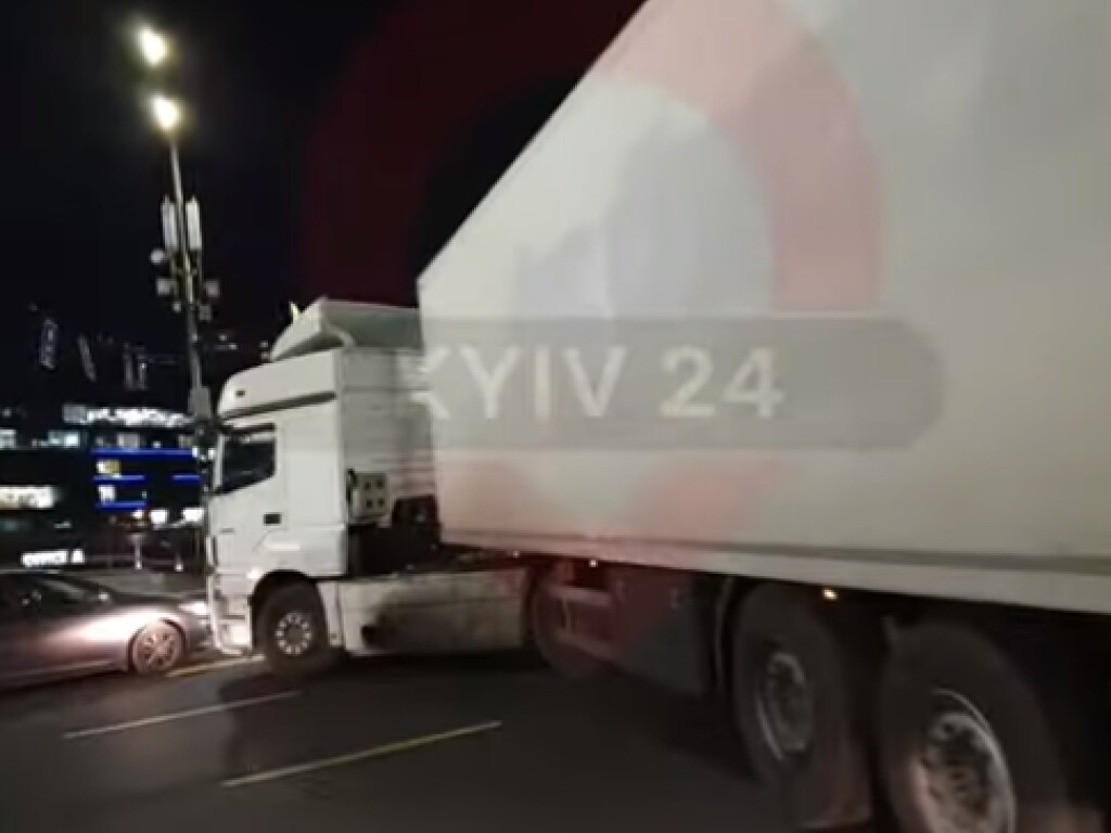 Фура развернулась через все полосы движения: в Киеве на дороге водитель создал опасную ситуацию (ВИДЕО)