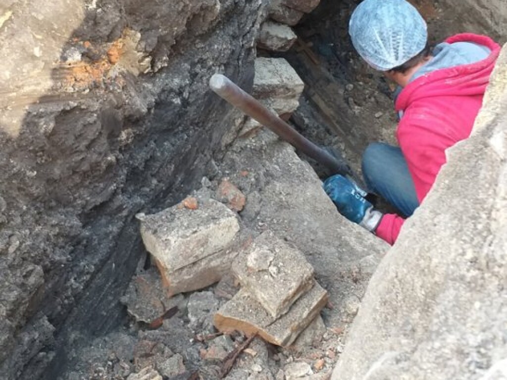 В Борисполе нашли склеп с могилами и артефактами: что известно (ФОТО)