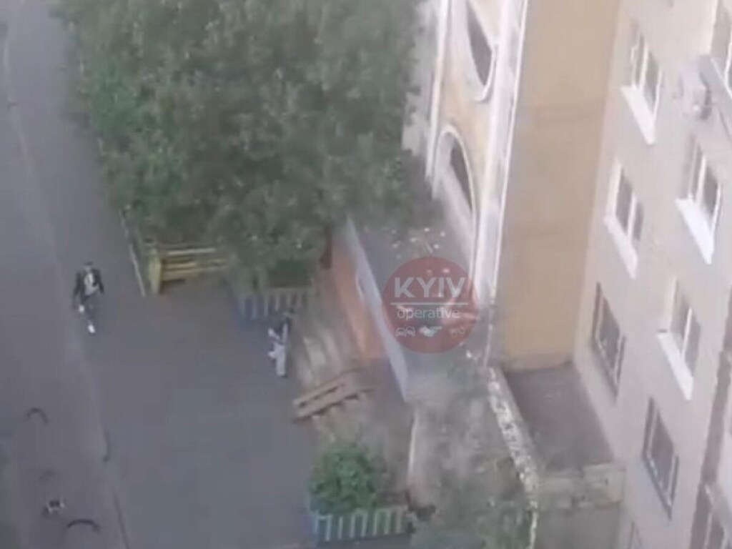 На столичной Троещине девушка погибла в результате падения с балкона (ФОТО)