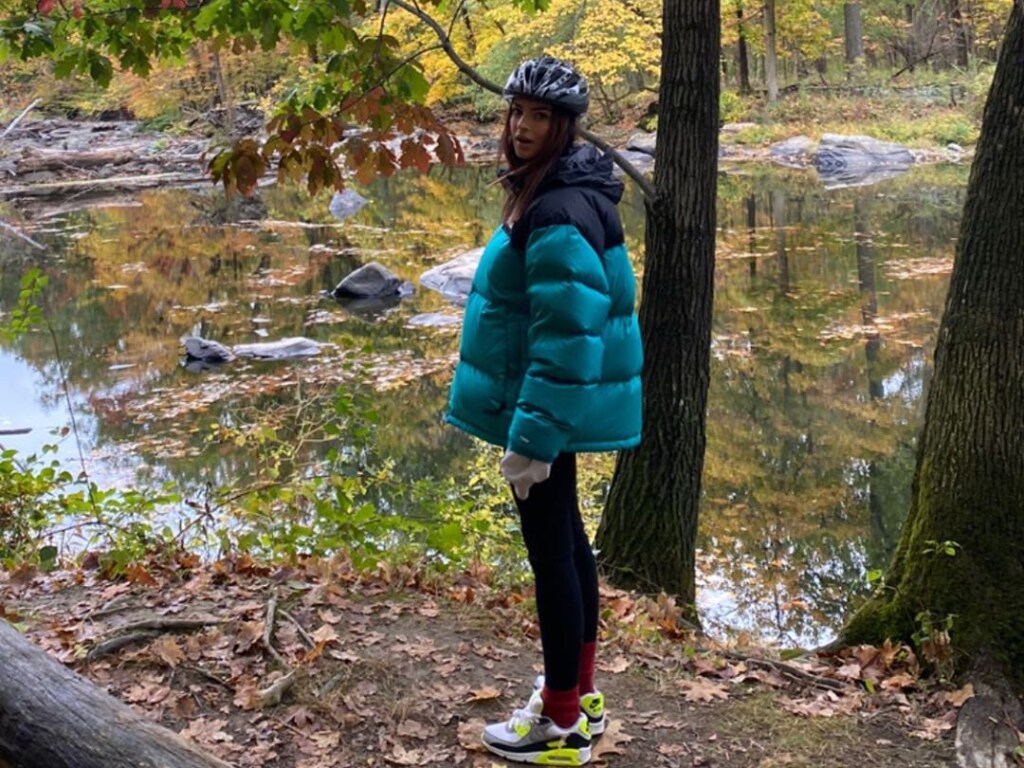 Шлем, модные кроссовки: Модель Эмили Ратаковски прогулялась в лесу, надев стильную спортивную одежду (ФОТО)