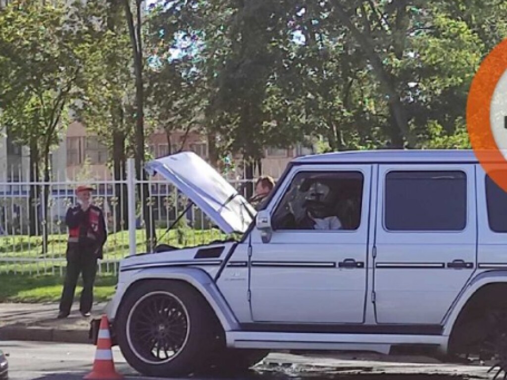 В Киеве джип Mercedes G-Wagen столкнулся с микроавтобусом: внедорожник врезался в столб (ФОТО, ВИДЕО)