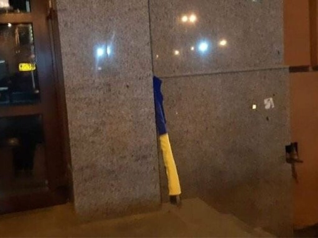 В Днепре пьяные мужчины надругались над флагом Украины: сорвали его со здания суда (ФОТО)