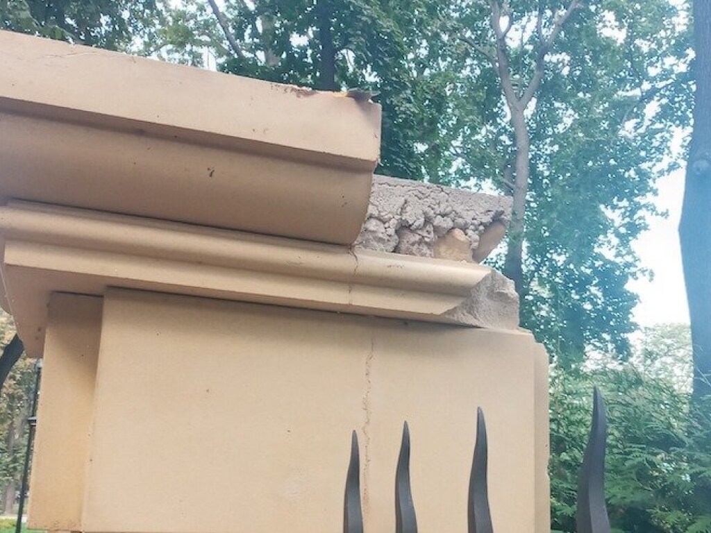 В Киеве от забора возле Мариинского дворца отвалились куски, которые держались на монтажной пене (ФОТО)