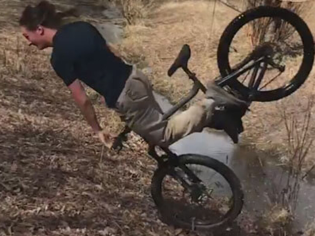 Молодой американец хотел показать велосипедный трюк, но ударил в грязь лицом (ФОТО)