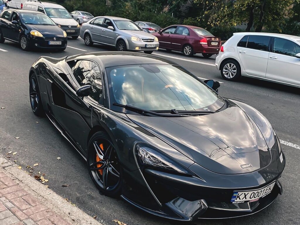 Стоит около 5 миллионов гривен: В Харькове заметили роскошный суперкар McLaren (ФОТО)
