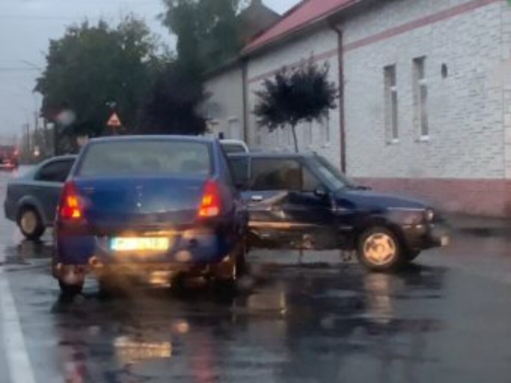 В Мукачево на скользкой дороге столкнулись два автомобиля (ФОТО)