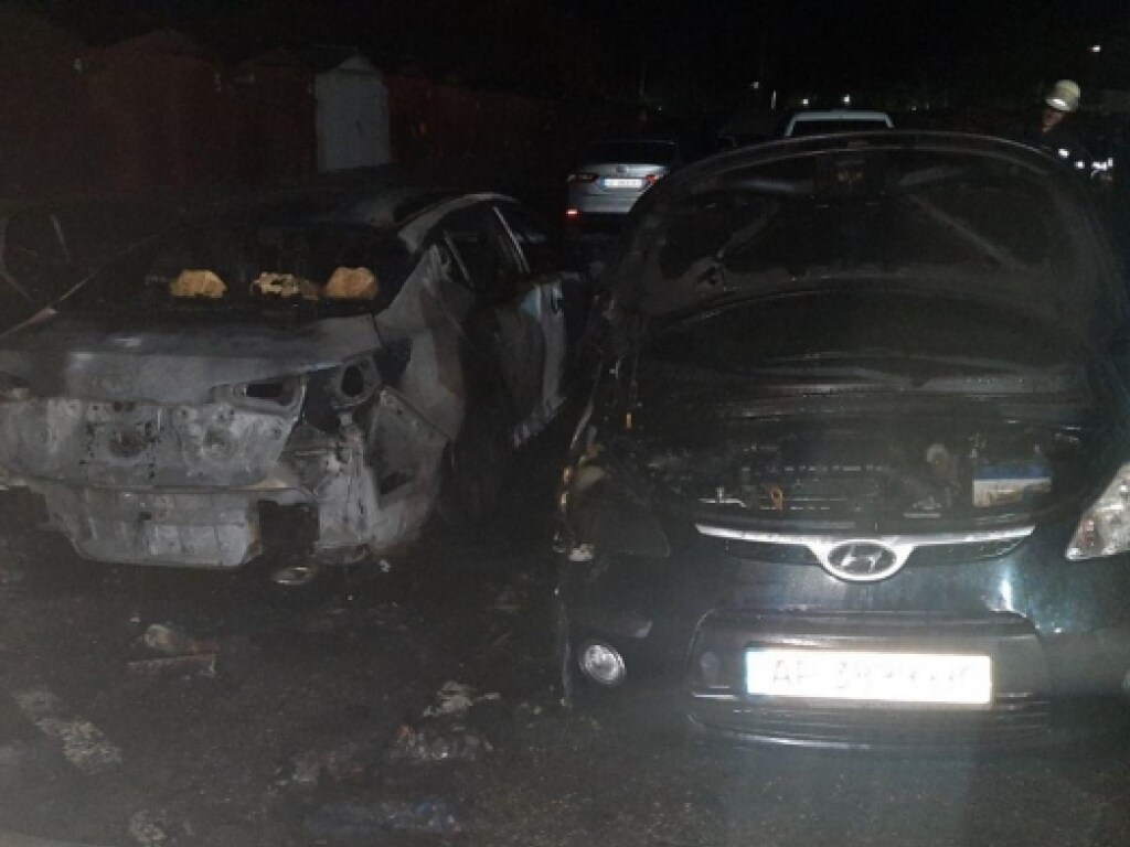 В Запорожье  на стоянке сгорели два автомобиля (ФОТО)