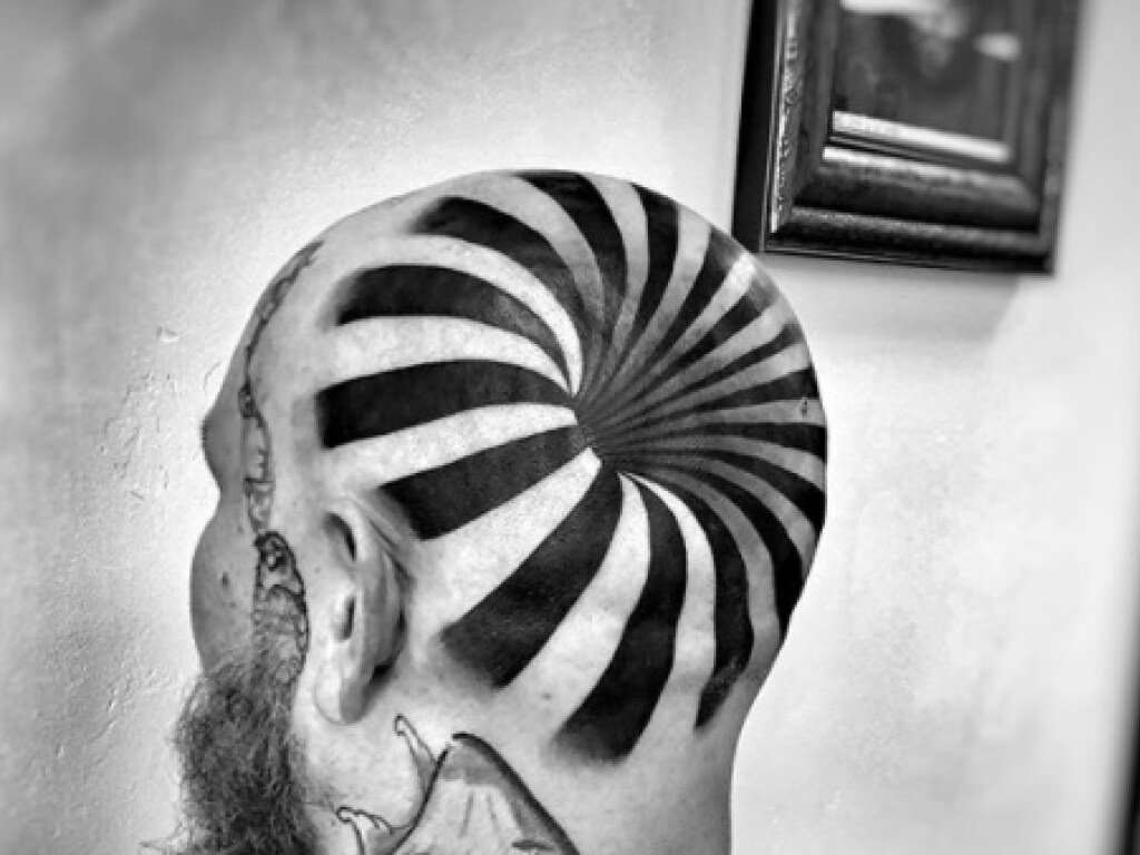 Татуировка в виде дыры в голове поразила пользователей Сети (ФОТО)