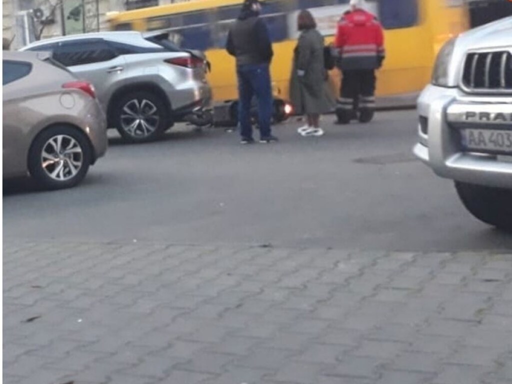 В центре Киева скутерист столкнулся с Lexus (ФОТО, ВИДЕО)