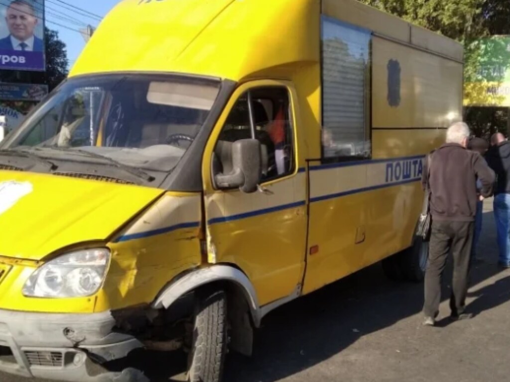 В Николаеве почтовый фургон врезалась в Daewoo (ФОТО)