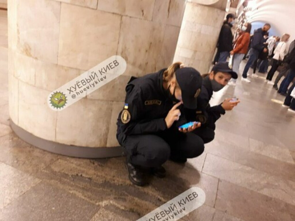 В столичном метро увидели девушек-полицейских в странных позах (ФОТО)