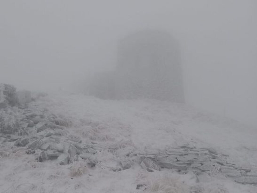 Высокогорье Карпат укрыло снегом: температура опустилась до нуля градусов (ФОТО)