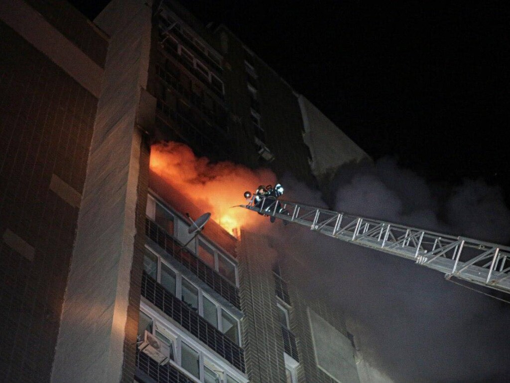 На Березняках в Киеве в жилом доме произошел пожар: горела комната на 11 этаже (ФОТО)