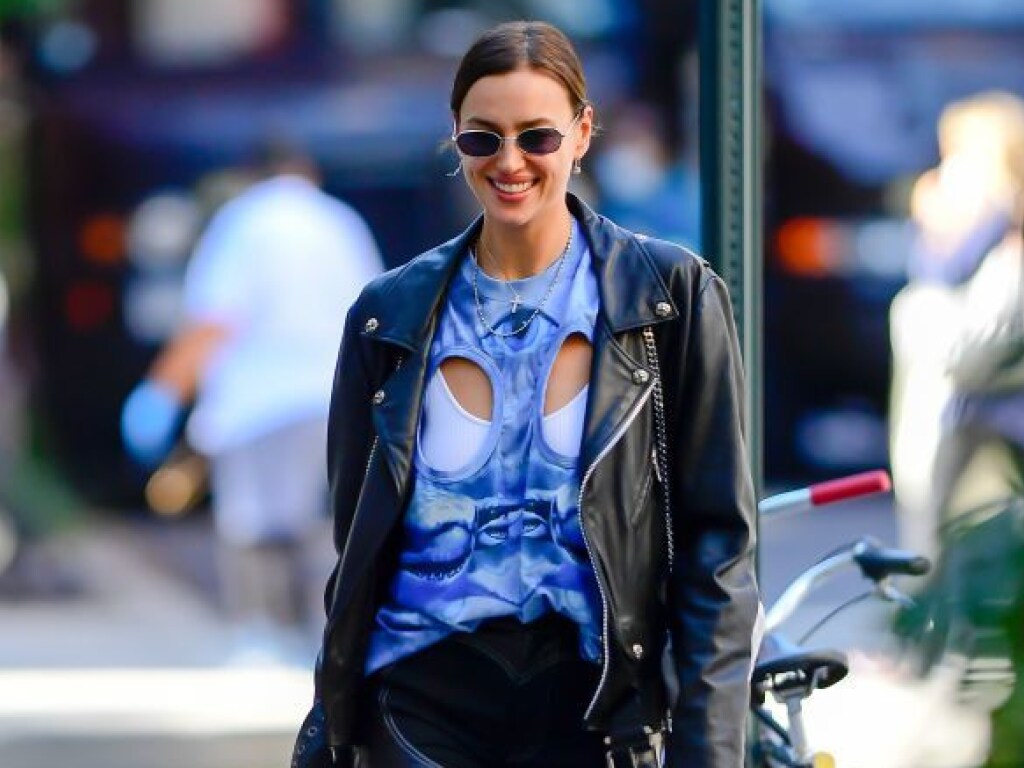 Куртка-косуха и солнцезащитные очки: Ирина Шейк отличилась дерзким образом (ФОТО)