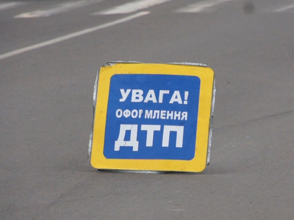 Серьезное ДТП в Киеве: на перекрестке легковушка протаранила мотоциклиста (ВИДЕО)