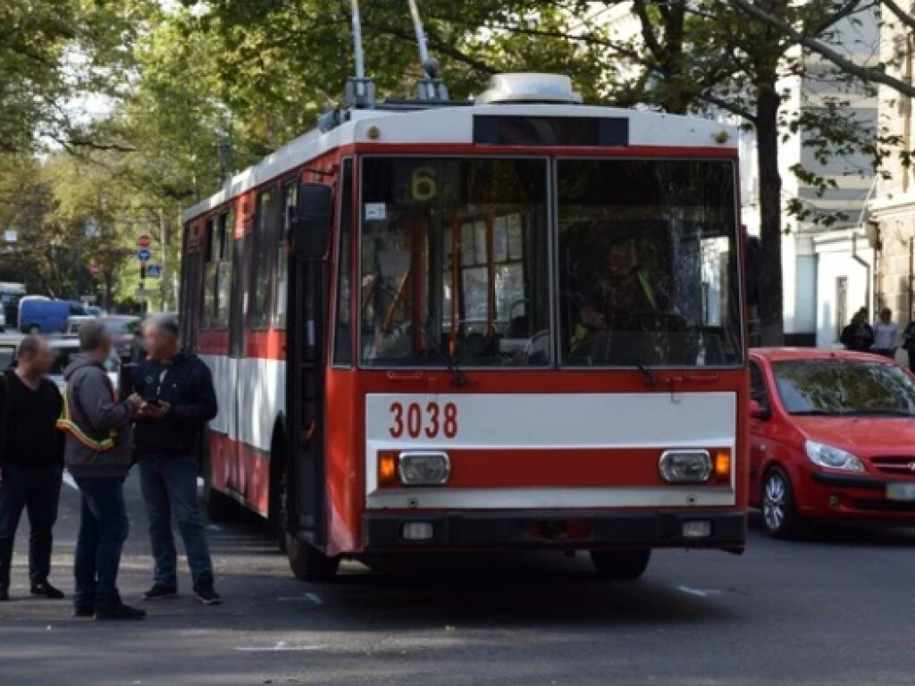 В Николаеве произошло эпичное столкновение кроссовера Toyota и тролейбуса (ФОТО)